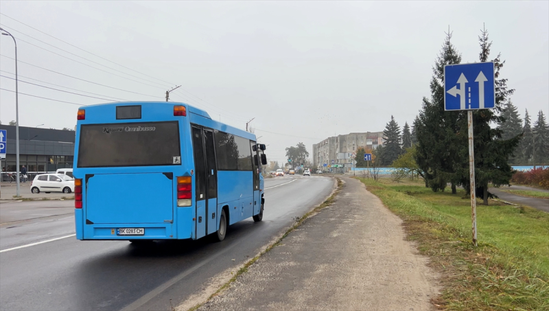 «60 секунд — це небагато»: що про хвилину мовчання думають місцеві і як її проводять у Сарнах