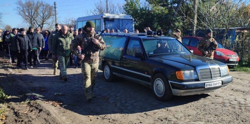 Громада на Дубенщині попрощалася зі своїм Героєм Василем Діусом