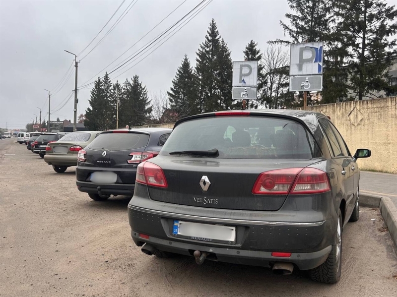 Паркомісця для людей з інвалідністю: розповідаємо про вимоги, штрафи і ситуацію в Сарнах