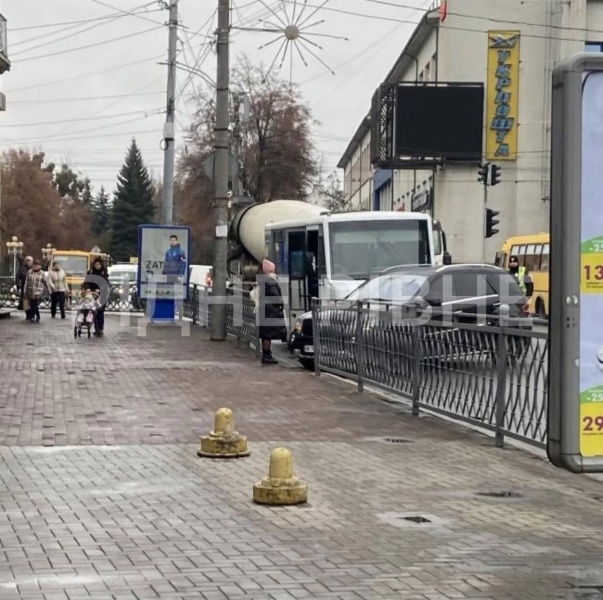 У центрі Рівного в пригоду потрапила маршрутка