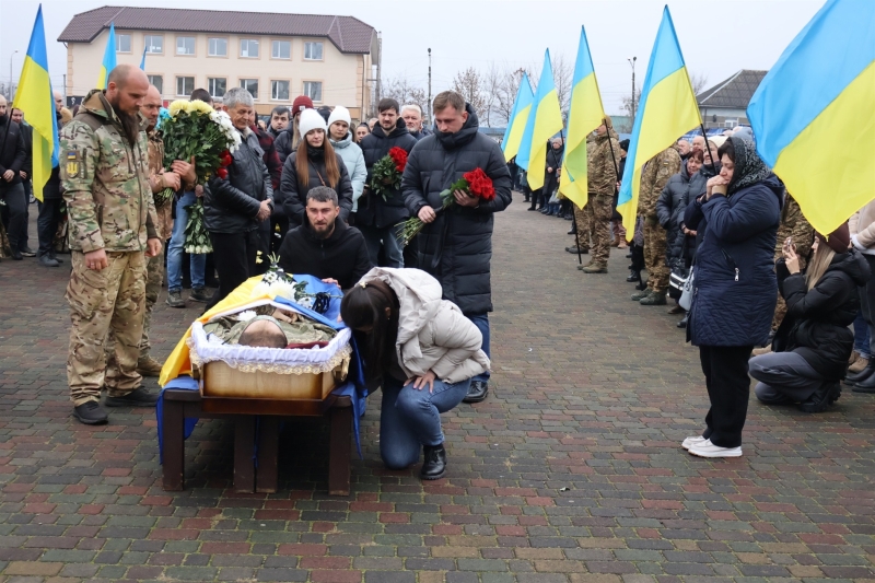 У Сарнах попрощалися із солдатом Олександром Панасюком