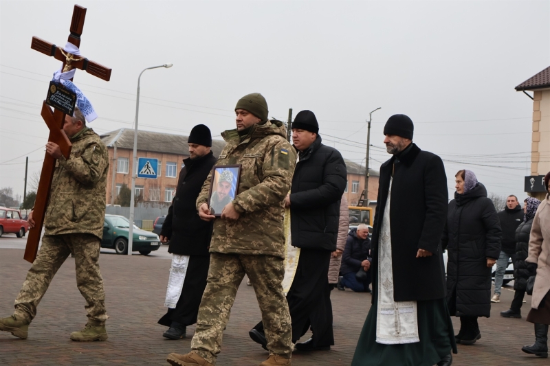 У Сарнах попрощалися із солдатом Олександром Панасюком