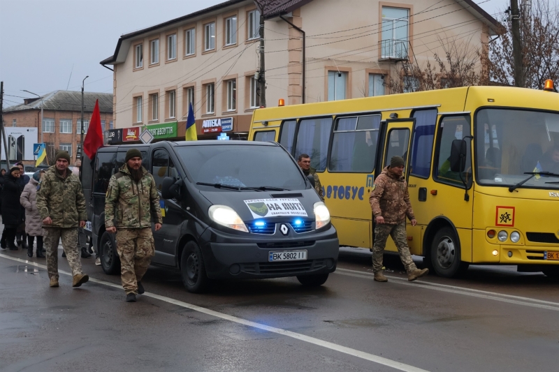 У Сарнах попрощалися із солдатом Олександром Панасюком