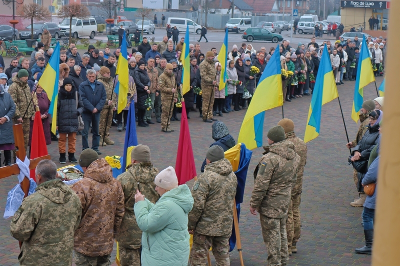 У Сарнах попрощалися із солдатом Олександром Панасюком