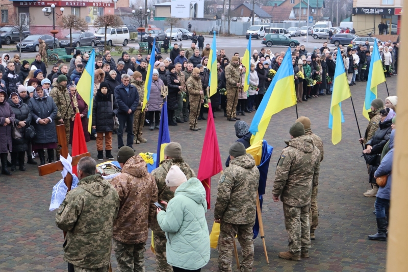 У Сарнах попрощалися із солдатом Олександром Панасюком