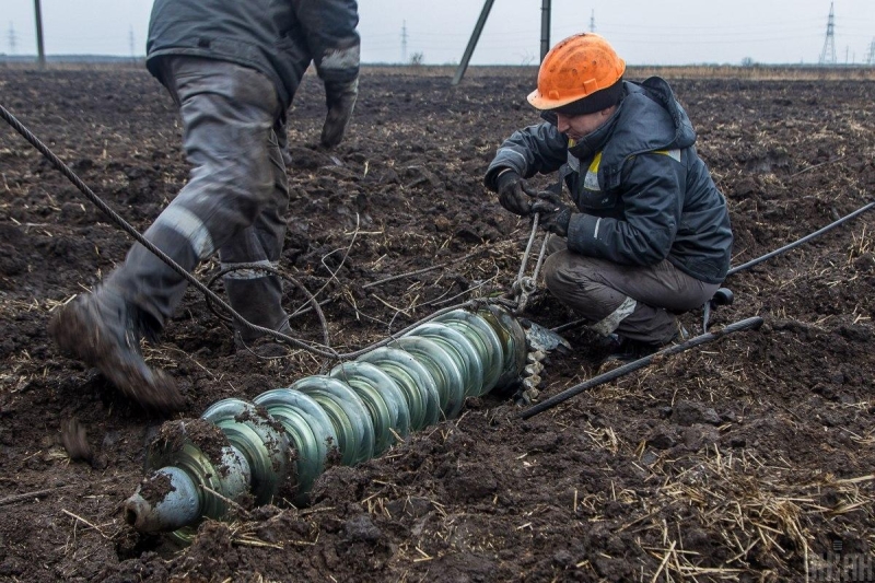 У жовтні енергетики ДТЕК повернули світло 453 тисячам родин після обстрілів