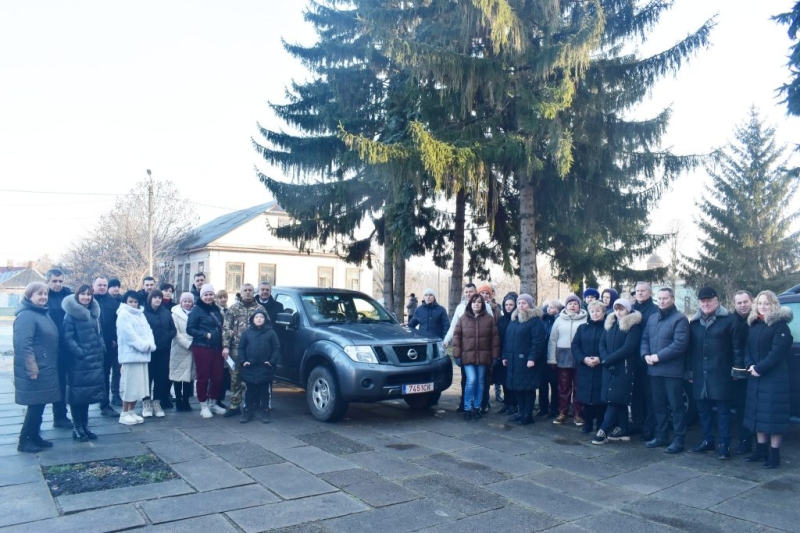 Дубенська громада передала для військових ще один автомобіль