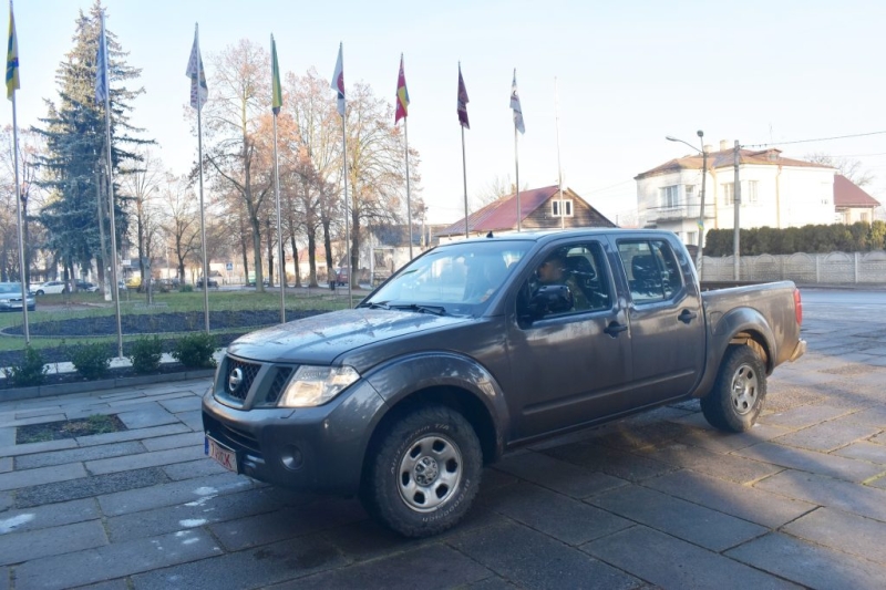 Дубенська громада передала для військових ще один автомобіль