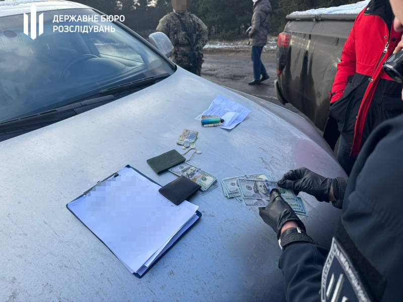 Поліцейський з Рівного за 8 тис $ допомагав ухилянтам втікати до Білорусі