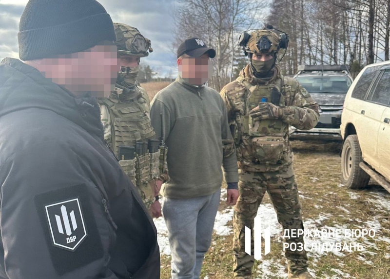 Поліцейський з Рівного за 8 тис $ допомагав ухилянтам втікати до Білорусі