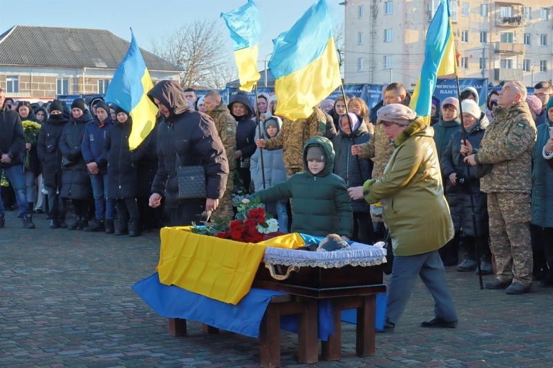 У Сарнах попрощалися з 22-річним солдатом Олександром Жидовим