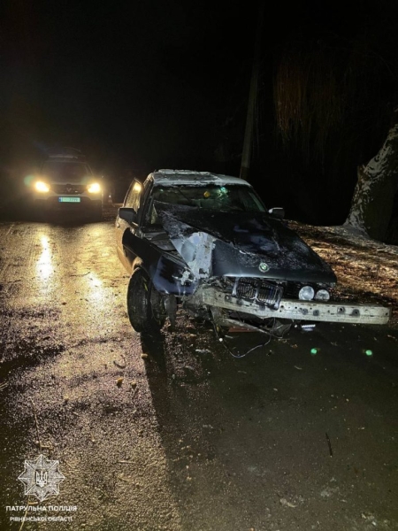 Водій BMW у Млинові  в’їхав у електроопору