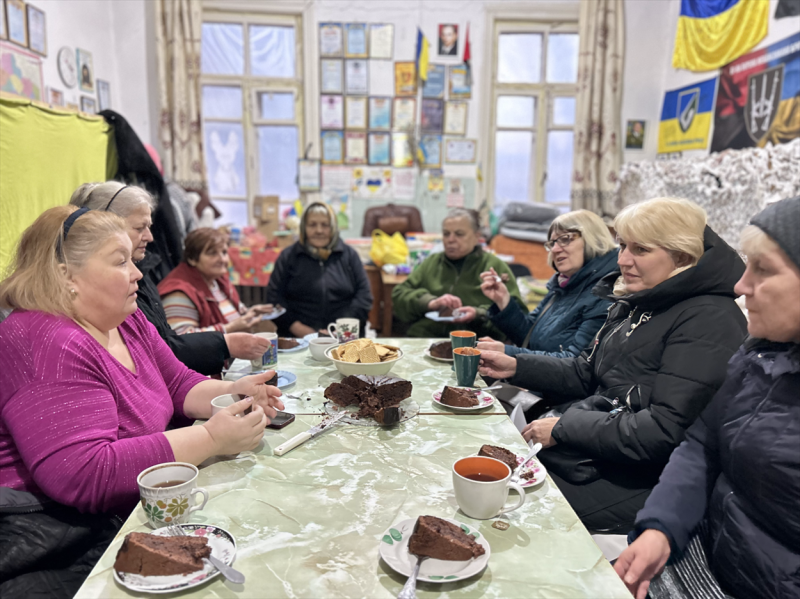 Зв’язані спільною справою: як рукодільниці-волонтерки із Сарн плетуть маскувальні сітки