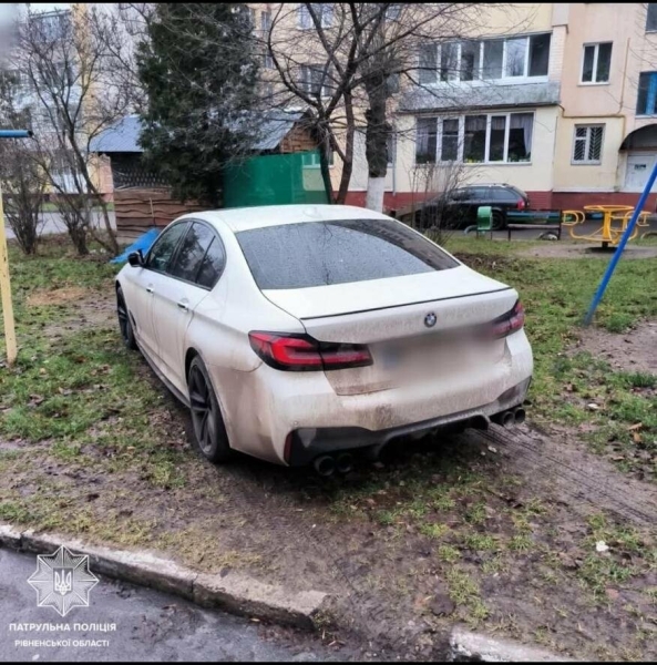 Паркував BMW на дитячому майданчику і отримав штраф