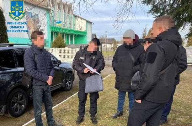 На Рівненщині на хабарі зловили голову громади, який дозволив зрубати майже 800 новорічних сосен