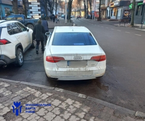 Паркуються, де хочуть: у Рівному оштрафували пів тисячі водіїв (ФОТО)