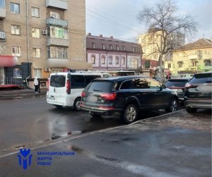 Паркуються, де хочуть: у Рівному оштрафували пів тисячі водіїв (ФОТО)