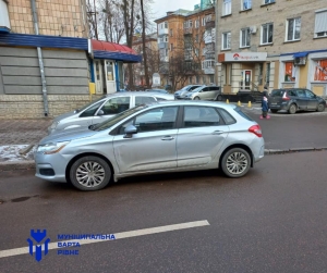 Паркуються, де хочуть: у Рівному оштрафували пів тисячі водіїв (ФОТО)