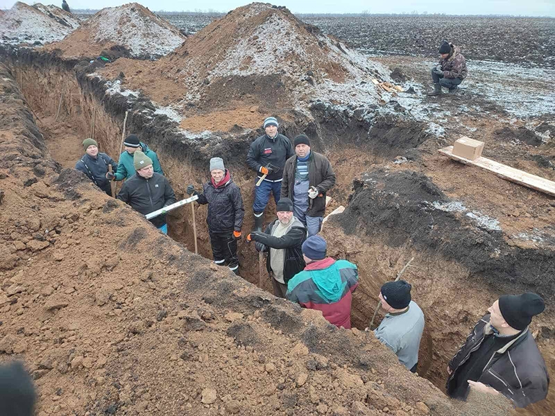 Представники Дубенської громади допомагають облаштовувати оборонні укріплення на Дніпропетровщині