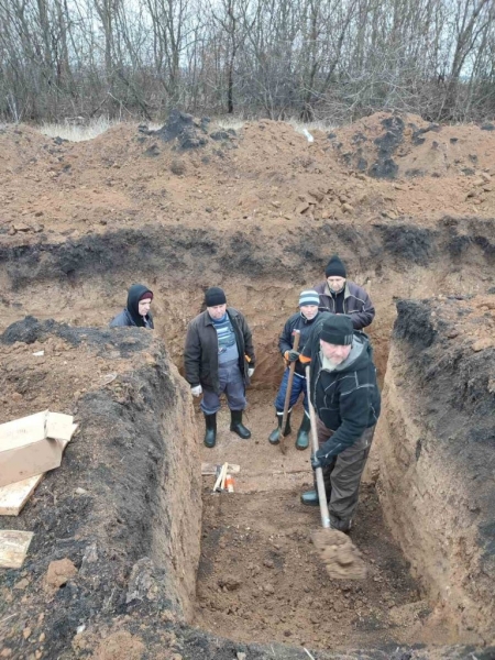 Представники Дубенської громади допомагають облаштовувати оборонні укріплення на Дніпропетровщині