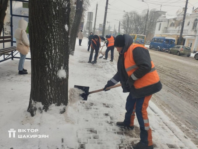 Рівне розчищають від снігу