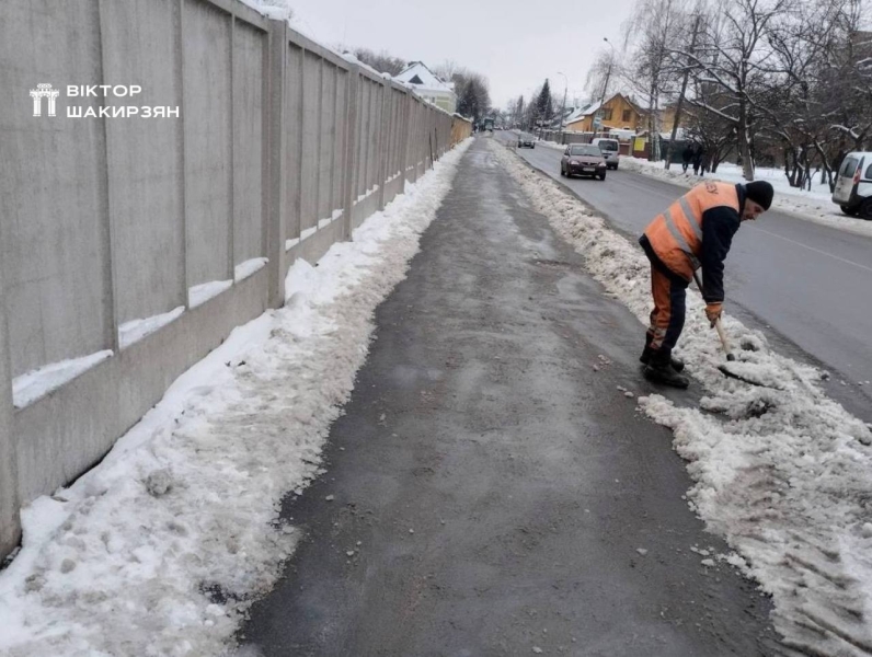 Рівне розчищають від снігу